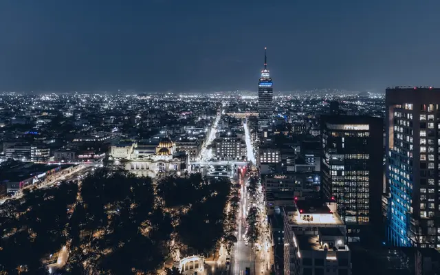 Vista nocturna del centro de Ciudad de México