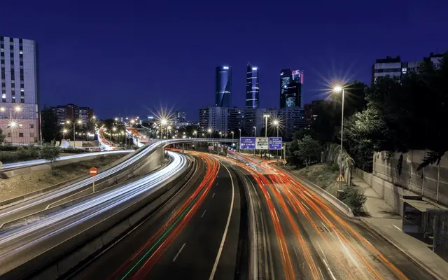Madrid de noche, con las torres del norte y estelas de tráfico