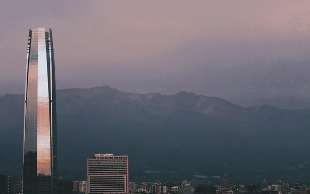 Santiago de Chile al atardecer con los Andes al fondo