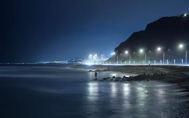 Costa de Lima de noche con el paseo iluminado
