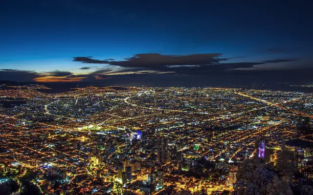 Bogotá iluminada al anochecer vista desde los cerros